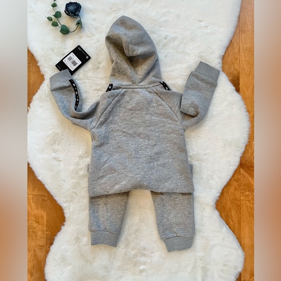New with tags NIKE BABY’S ONE PIECE HOODED OUTFIT with logo and zip front Grey - Picture 3 of 5